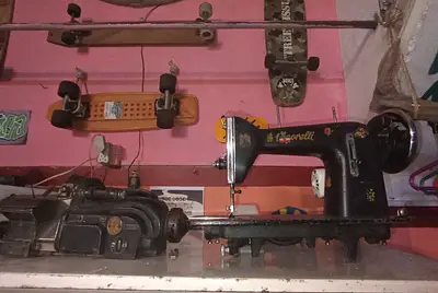 Espaço com decoração alternativa retrô psicodélica na zona leste de SP