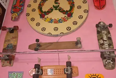 Espaço com decoração alternativa retrô psicodélica na zona leste de SP