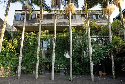 Projeto contemporâneo e modernista de Ruy Ohtake com paisagismo feito por Burle Marx