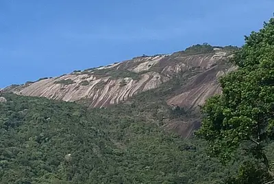 Chácara em Atibaia com Piscina, Jardim e Vista para as Montanhas | Locação para Fotos e Filmagens