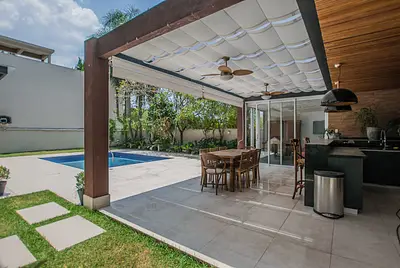Casa ampla, cheias de recuos e cantinhos especiais,  iluminada e com muita energia boa! 