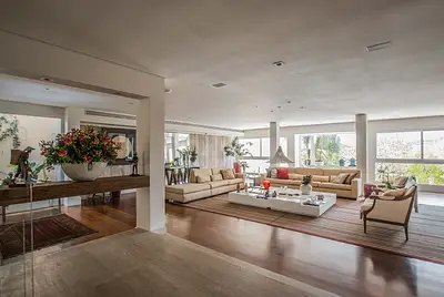 Casa ampla, cheias de recuos e cantinhos especiais,  iluminada e com muita energia boa! 