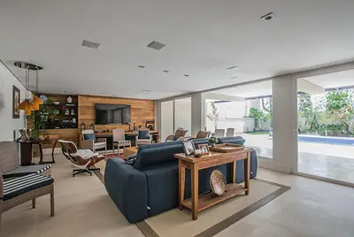 Casa ampla, cheias de recuos e cantinhos especiais,  iluminada e com muita energia boa! 