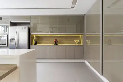 Casa moderna e estilosa reformada com cozinha para gravação