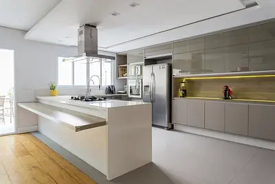 Casa moderna e estilosa reformada com cozinha para gravação