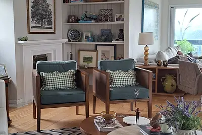 Um apartamento, múltiplos cenários: luz natural, design, vegetação e vista aberta para sua próxima produção.