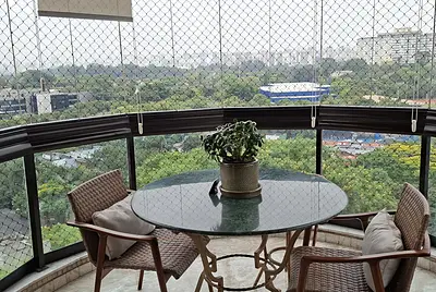 Um apartamento, múltiplos cenários: luz natural, design, vegetação e vista aberta para sua próxima produção.