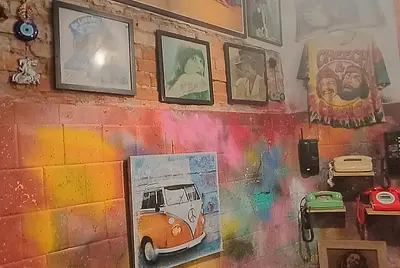 Espaço com decoração alternativa retrô psicodélica na zona leste de SP