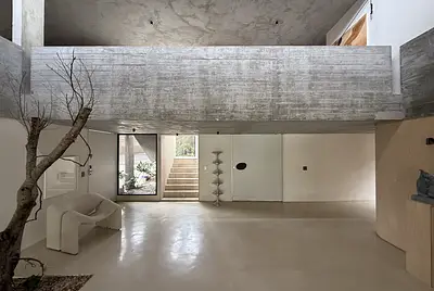 Oásis Brutalista com Piscina Infinita