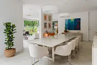 Casa moderna com piscina, jardim e excelente localização.