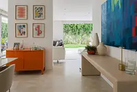 Casa moderna com piscina, jardim e excelente localização.