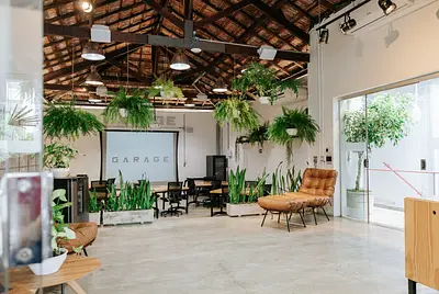 Casa linda com muito verde, auditório, salas de reuniões, quintal e jardim