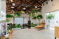 Casa linda com muito verde, auditório, salas de reuniões, quintal e jardim