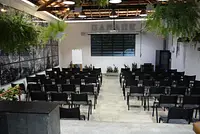 Casa linda com muito verde, auditório, salas de reuniões, quintal e jardim