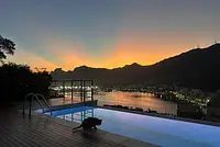 Casa para filmagens com piscina de borda infinita e vista Icônica