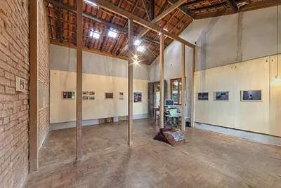 Casebre do fim do século passado que abriga galeria de arte contemporânea e quintal mágico