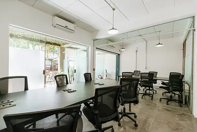 Casa linda com muito verde, auditório, salas de reuniões, quintal e jardim