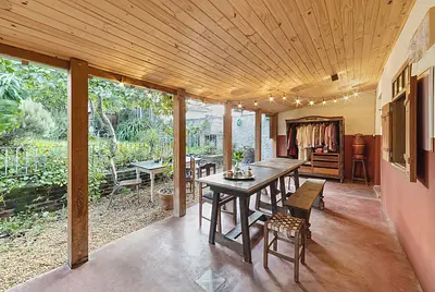 Casebre do fim do século passado que abriga galeria de arte contemporânea e quintal mágico