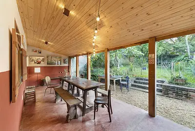 Casebre do fim do século passado que abriga galeria de arte contemporânea e quintal mágico