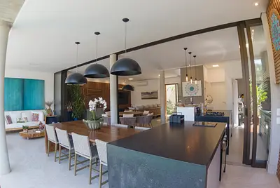 Casa contemporânea com rooftop no litoral