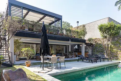 Casa ampla e moderna com lindo jardim