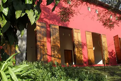 Salão de 200m² para filmagens em meio à mata