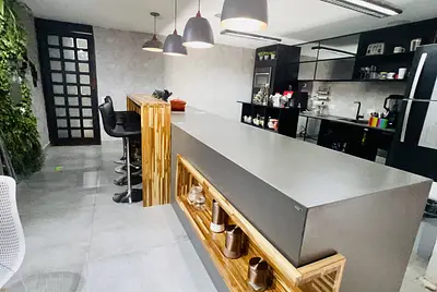 Cozinha elegante, moderna e versátil 