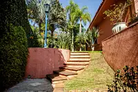 Casa com muito verde e luz natural