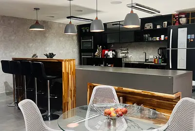 Cozinha elegante, moderna e versátil 