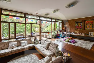 Casa estilosa e Iluminada cercada pela natureza com piscina