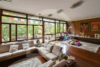 Casa estilosa e Iluminada cercada pela natureza com piscina