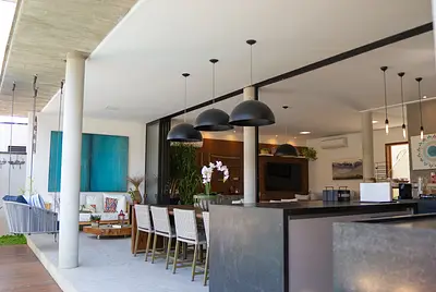 Casa contemporânea com rooftop no litoral