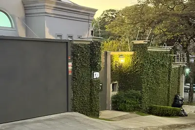 Casa com verde e uma vista exuberante.Linda arquitetura!