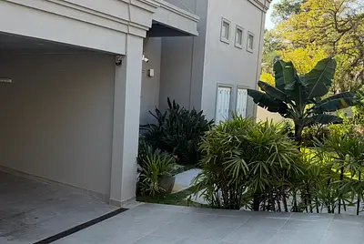 Casa com verde e uma vista exuberante.Linda arquitetura!