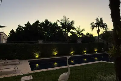 Casa com verde e uma vista exuberante.Linda arquitetura!