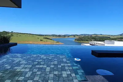 Casa Contemporânea em condomínio com vista para a represa