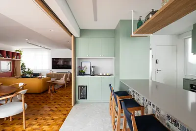 Apartamento Colorido com Cozinha Aberta