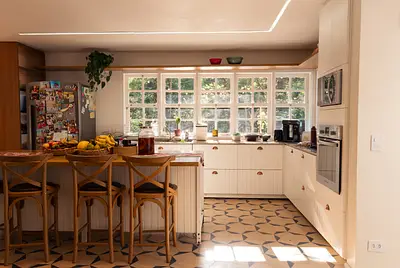 Oásis Cenográfico: Casa e Jardim para Filmagens