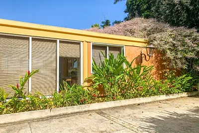 Casa com pé na areia espetacular com piscina beira mar!