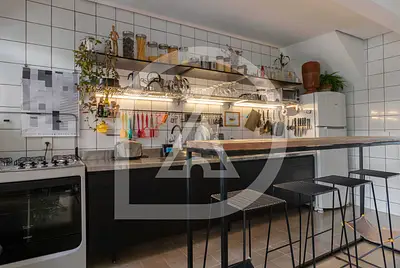 Casa de designers com linda cozinha em Pinheiros