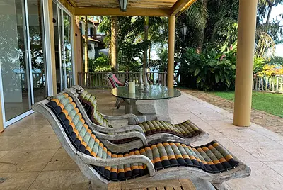 Casa com pé na areia espetacular com piscina beira mar!