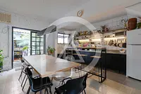 Casa de designers com linda cozinha em Pinheiros