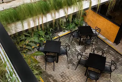 Bar e restaurante ao ar livre com ambiente descontraído