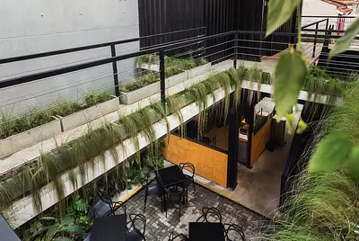 Bar e restaurante ao ar livre com ambiente descontraído