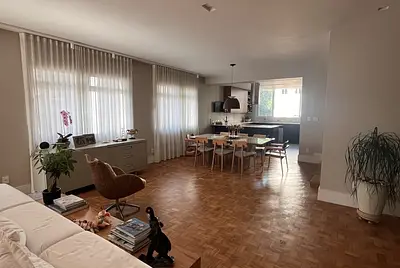 Um apartamento iluminado em Higienópolis, elegante e pronto para receber para uma super produção. 