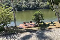 Casa próxima de São Paulo, rodeada pela natureza e de frente para um lago maravilhoso
