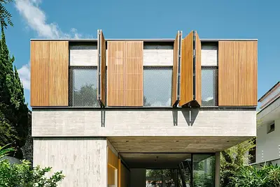 Casa de vidro iluminada com muito verde