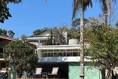 Casa próxima de São Paulo, rodeada pela natureza e de frente para um lago maravilhoso
