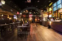 Bar estilo pub inglês com decoração requintada