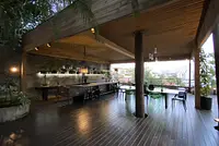 Projeto contemporâneo e modernista de Ruy Ohtake com paisagismo feito por Burle Marx